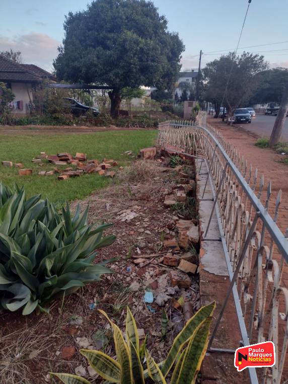 VÍDEO: muro de residência é atingido por veículo pela segunda vez este ano, no bairro Glória em Três de Maio - foto 5