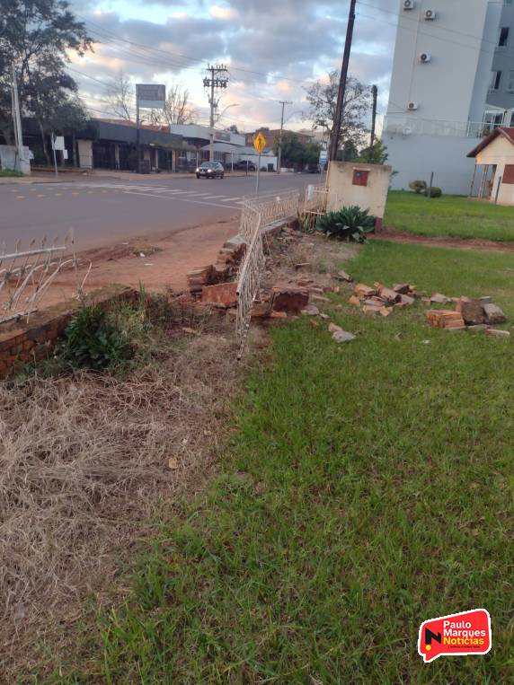VÍDEO: muro de residência é atingido por veículo pela segunda vez este ano, no bairro Glória em Três de Maio - foto 3