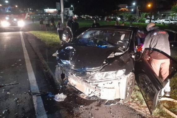Segundo a Polícia Civil, homem de 30 anos dirigia embriagado; uma mulher ficou gravemente ferida após a colisão e segue hospitalizada