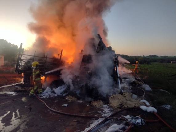Acidente na ERS-168 envolveu dois caminhões que colidiram e pegaram fogo - foto 3