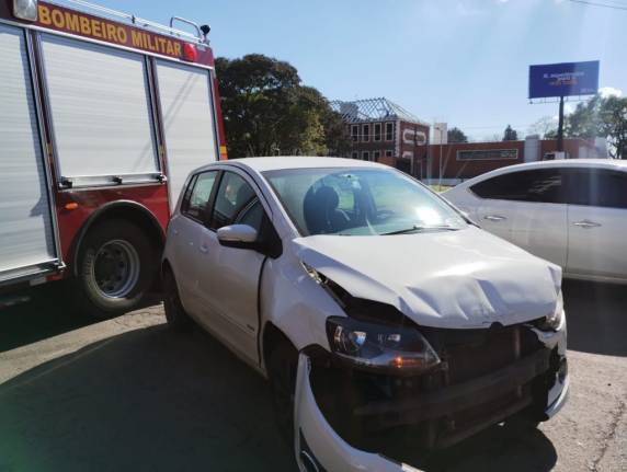 Colisão entre dois veículos deixa duas pessoas feridas na Avenida Brasil em Passo Fundo - foto 3