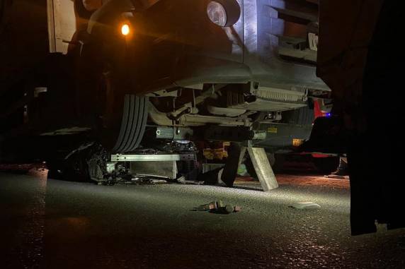 Com a colisão, carro ficou embaixo de caminhão na altura do quilômetro 439