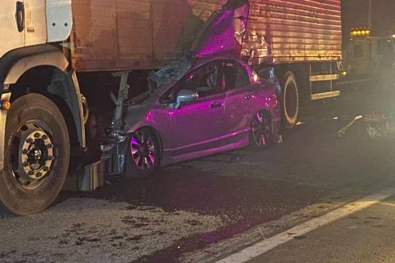 Com a colisão, carro ficou embaixo de caminhão na altura do quilômetro 439