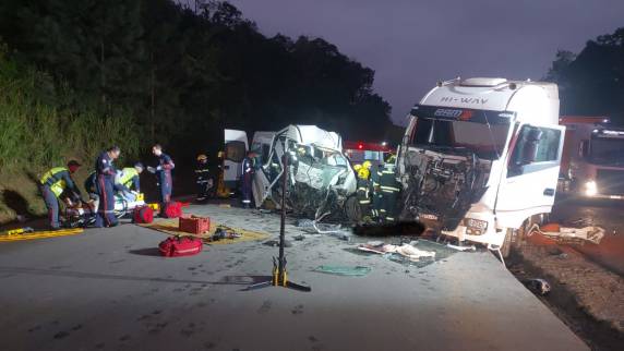 Colisão aconteceu na BR-470 em Gaspar, no Vale do Itajaí, nesta sexta-feira. Às 8h20, o trânsito estava fluindo alternadamente.