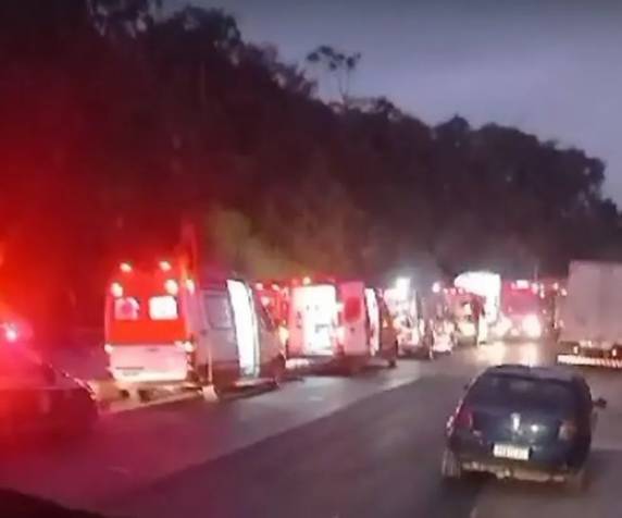 Acidente entre van e caminhão deixa 3 mortos e feridos em rodovia de SC - foto 3