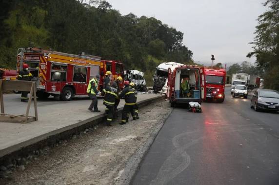 Acidente entre van e caminhão deixa 3 mortos e feridos em rodovia de SC - foto 2