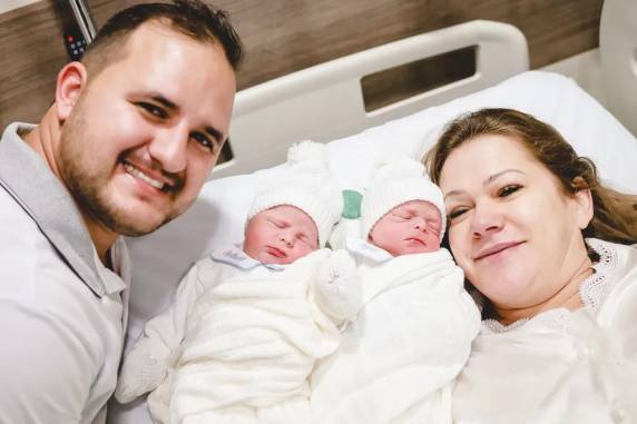 Miguel e Arthur nasceram saudáveis em Jaraguá do Sul e parto foi registrado por fotógrafa.