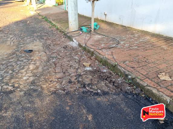 Mulher sofre queda com moto após se enroscar em fios soltos sobre a via, em Três de Maio - foto 3