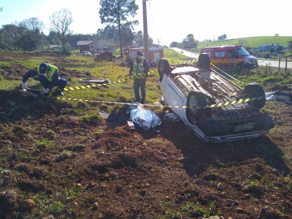 Motorista morre em capotamento de veículo no Oeste de SC - foto 2