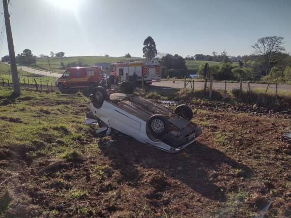 Carro estava com as rodas para cima nas margens da rodovia e vítima não tinha sinais vitais
