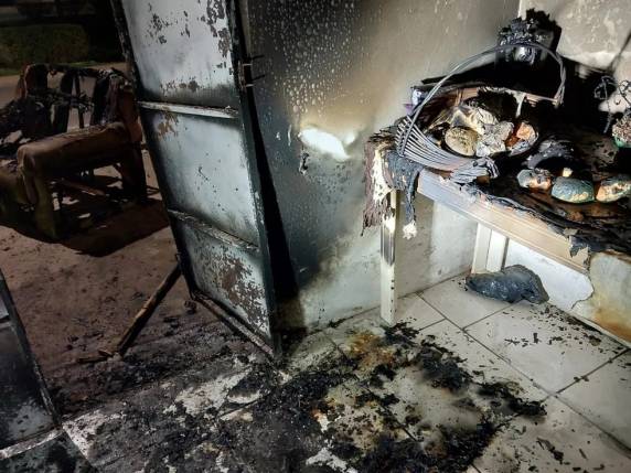 Vítima de 49 anos foi retirada do imóvel por vizinhos. Homem foi preso pela Polícia Militar.