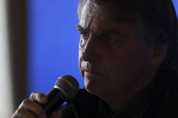 Ex-presidente não explicou transferências feitas para a síndica do condomínio onde o deputado Eduardo Bolsonaro mora