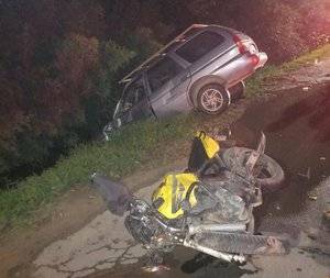 Com o impacto da colisão em um carro, moto ficou completamente destruída