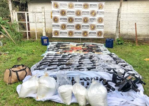 Dois homens foram presos no local. Três crianças que estavam na residência foram encaminhadas ao Conselho Tutelar. Origem das armas será investigada.