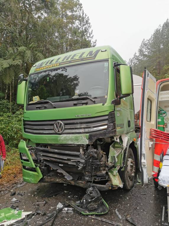 Acidente entre carro e caminhão na BR-282 deixa um morto e três gravemente feridos em SC - foto 3