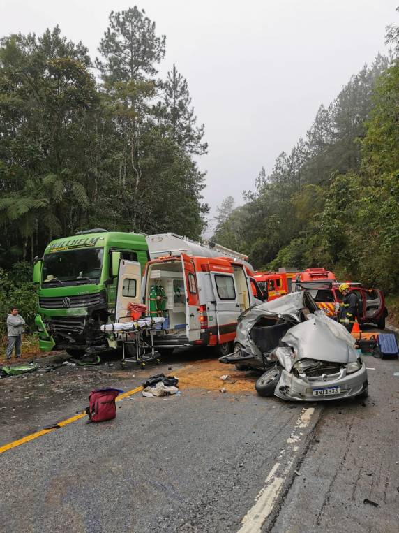 Acidente entre carro e caminhão na BR-282 deixa um morto e três gravemente feridos em SC - foto 2