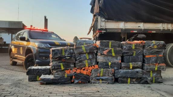 PRF apreende carreta com uma tonelada de maconha escondida no meio de carga de milho - foto 3