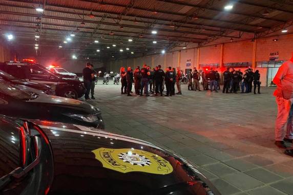 Ação foi realizada nos bairros Sarandi e Passo das Pedras entre a noite desta quinta-feira e a madrugada de sexta