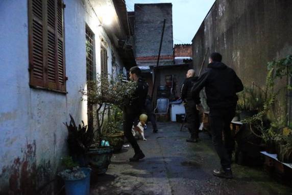 Policiais cumprem 18 ordens judiciais contra criminosos que usam redes sociais para telentrega  de entorpecentes