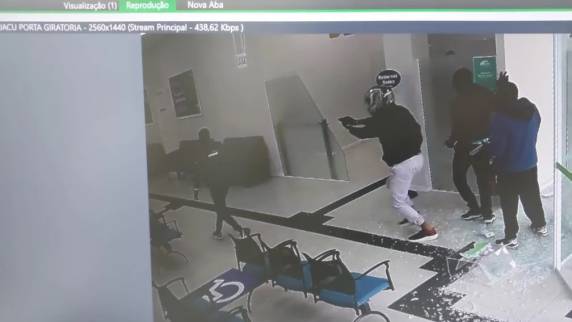 Assalto a banco faz reféns na Grande Florianópolis; um suspeito morreu em troca de tiros - foto 2