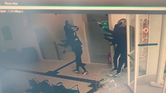 Três homens foram presos após ação em Biguaçu. Policial foi atingido por estilhaços e uma mulher ficou ferida. Reféns foram liberados por volta das 14h10.