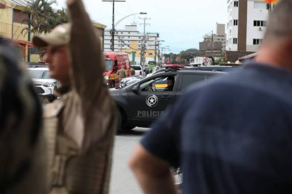 Assalto a banco faz reféns na Grande Florianópolis; um suspeito morreu em troca de tiros - foto 4