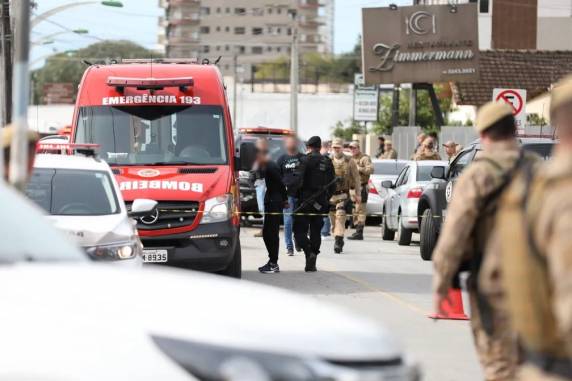 Assalto a banco faz reféns na Grande Florianópolis; um suspeito morreu em troca de tiros - foto 3