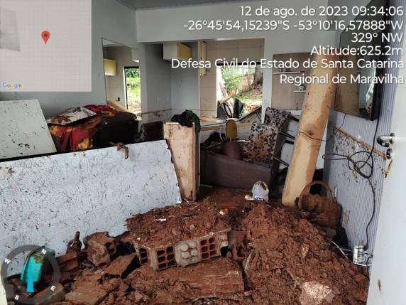 Caso ocorreu em Maravilha, no Oeste do estado. Muro que estourou atravessou todo o imóvel e foi parar na frente da casa, conforme Defesa Civil.
