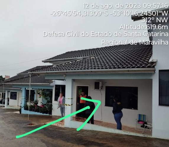 Moradora escapa pela janela após muro cair na casa dela com acúmulo de chuva em SC - foto 2