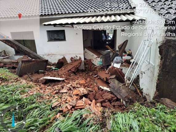 Moradora escapa pela janela após muro cair na casa dela com acúmulo de chuva em SC - foto 3