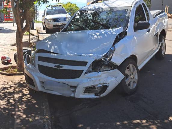 A mulher motorista de um automóvel Fiat Siena e as duas filhas, foram socorridas pelo Samu