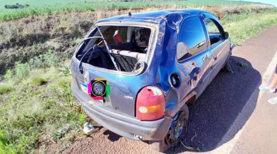 Apesar do impacto violento, o motorista e seu filho de cinco anos, que estava junto no momento do acidente, não se feriram