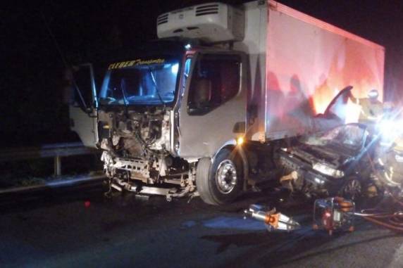 Carro e caminhão colidiram na altura do quilômetro 417