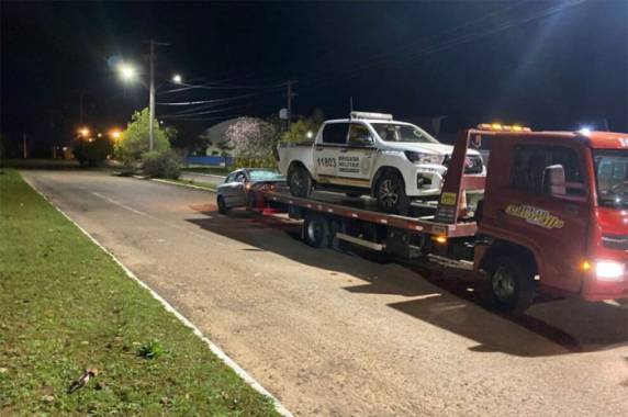 O homem  jogou o carro sobre os brigadianos e acabou colidindo na viatura militar