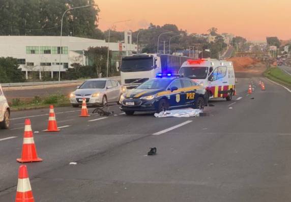 O ciclista, ainda não identificado, morreu no local