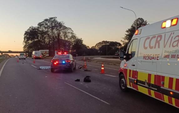 O ciclista, ainda não identificado, morreu no local