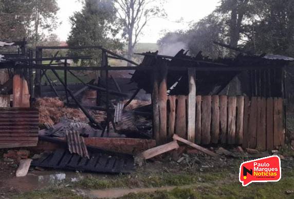 O Corpo de Bombeiros controlou o sinistro no final a tarde