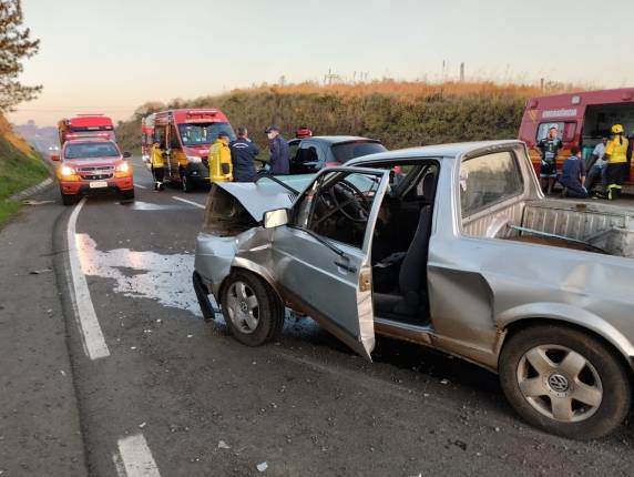 Motorista de um dos automóveis foi socorrida com suspeita de fratura nas duas pernas
