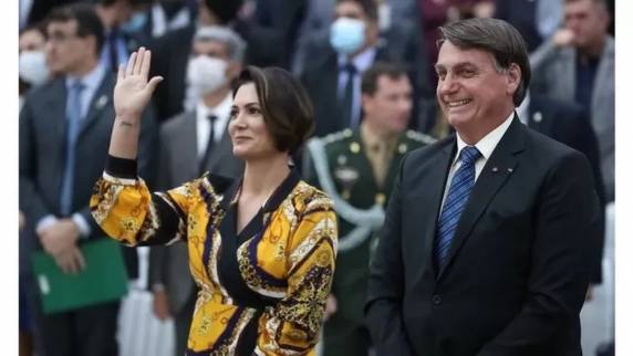Mais cedo, o advogado de Mauro Cid afirmou que o ex-ajudante de ordens do ex-presidente deve confessar que vendeu joias e que repassou o dinheiro ao ex-mandatário