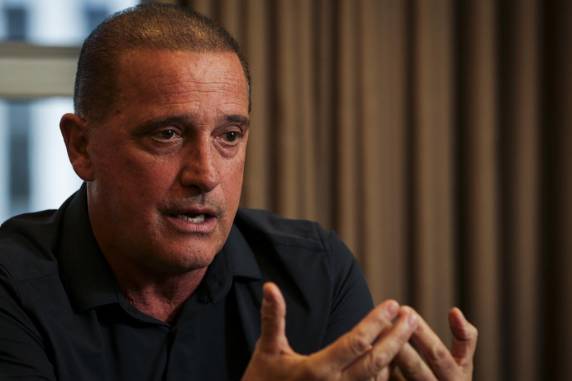 Aliado expressa lealdade ao ex-presidente, critica governo Leite e quer voltar a disputar o Piratini em 2026