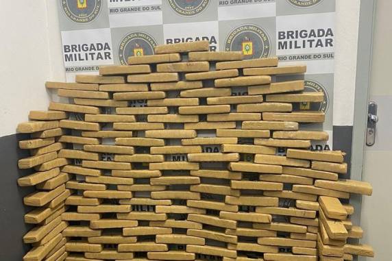 Policiais chegaram até uma moradia na Rua Guiomar Neves, no bairro Reolon, depois de receber informações de que no endereço havia grande quantidade de entorpecentes
