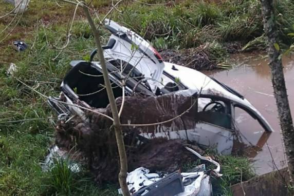 Carro foi encontrado pelas autoridades na manhã deste sábado
