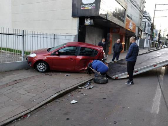 Amarok em alta velocidade atinge dois veículos estacionados no centro de Passo Fundo - foto 2