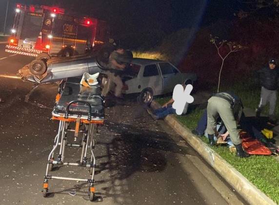 Um dos carros capotou após a batida