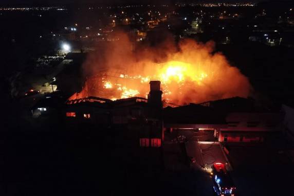 Corpo de Bombeiros foi acionado por volta das 15h10min de domingo para controlar as chamas; fogo foi controlado, mas trabalho de combate a pequenos focos segue