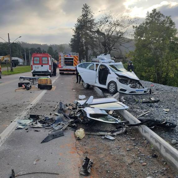 De acordo com o Corpo de Bombeiros Voluntários de Ascurra, motorista e a passageira mortos estavam em um Onix que colidiu contra um UP na BR-470
