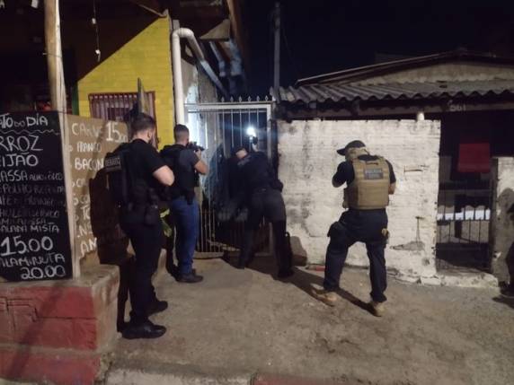 Cerca de 20 policiais civis e mais 20 penais cumprem cinco mandados de prisão, seis de busca e um de bloqueio de contas bancárias