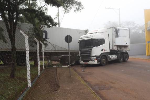 Acidente envolvendo duas carretas na unidade da JBS em Três Passos - foto 3