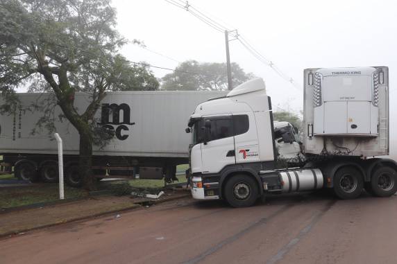 Acidente envolvendo duas carretas na unidade da JBS em Três Passos - foto 2