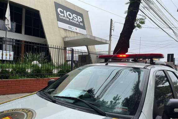 A companheira do jovem, ao perceber que ele havia sido atingido, pediu ajuda à familiares